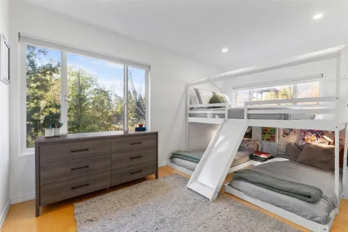 Modern Family Home in Town with Pool, Spa, Sport Courts, Dog Friendly, Walkable