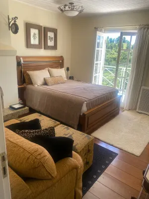 High-end home, lots of comfort, security and tranquility in the middle of nature