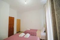 A comfortable home-away-from-home apartment, close to everything.