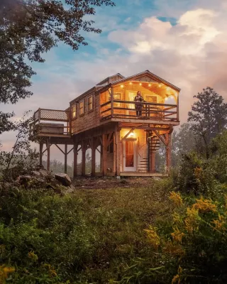 Romantic Riverbed Treehouse - hot tub & new sauna!