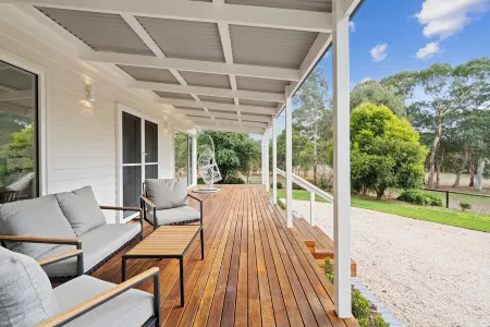 Panoramic views on the doorstep of McLaren Vale, Adelaide Hills and the beach.