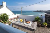 Cosy Coverack Accommodation with Panoramic Sea Views