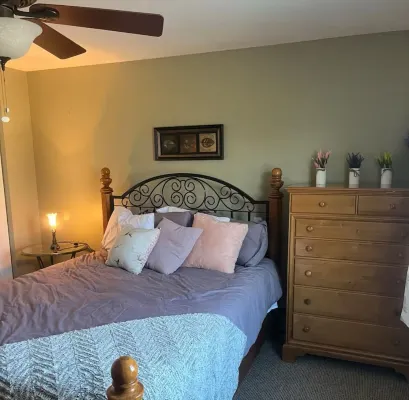 Niagara Falls is only 30minutes away.Airport 4 min away. Family & pet friendly!