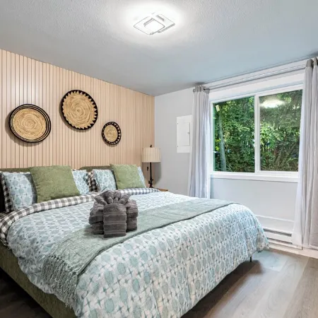 Spacious 3BR Retreat by Microsoft with Backyard Hotels in Redmond