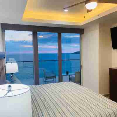 Impressive oceanview condo. Floor 15; pool, sauna & jacuzzi. Rooms