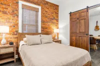 The Betty - Entire rental unit in New Albany, Indiana Sleeps 8