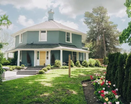 Historic Octagon House! Pet Friendly. Heart of Picton. 5 bedrooms/5.5 bathrooms