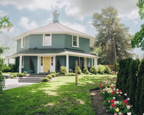 Historic Octagon House! Pet Friendly. Heart of Picton. 5 bedrooms/5.5 bathrooms