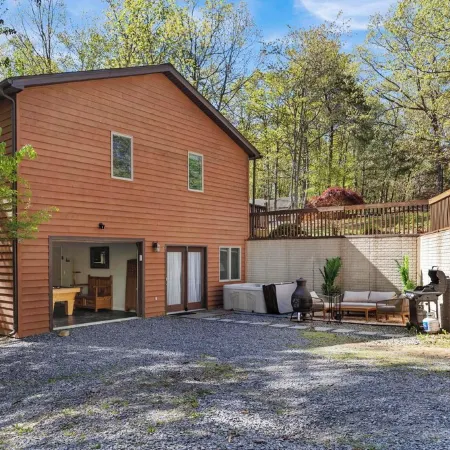 Cozy 5BR house with Hot Tub Private Patio Games Fire Pit in Massanutten