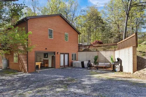 Cozy 5BR house with Hot Tub Private Patio Games Fire Pit in Massanutten