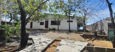 Charming 2-bedroom ocean front house in tranquil Casares with WiFi, cable TV فنادق في 