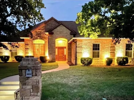 Spacious 4-bedroom house in charming Graham, Tx