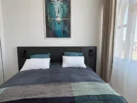 2-bed apartment with private terrace - 50m from beach and GR34. Dogs welcome. Hotels in Carantec