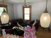 Charming 1-bedrm unit with WiFi, AC in quaint Deep River- “Queen of the Valley” Hotels in Deep River