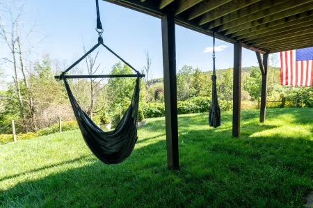 Beautiful Catskills country home get-away, with views, big private yard & forest Отели в г. Fallsburg