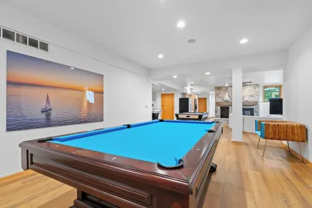 Stunning Luxury Home on the Sandy Beach Shores of Lake Michigan!! Отели в г. Севастопол