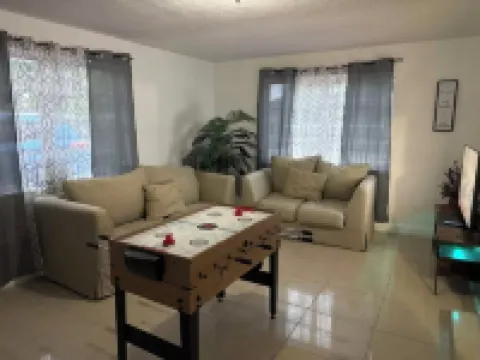 Charming 2-bedroom house in Hialeah with WiFi and AC