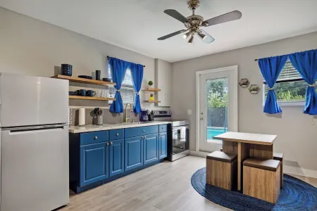 Stylish North Miami Guesthouse with King Bed, Parking, WIFI Отели в г. Север Майами