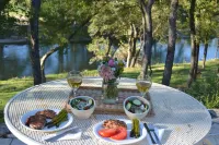 Charming 2-bedroom cottage on the River with 5 acres Hotels in Center Point