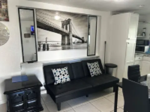 Delightful apartment with AC in sunny Delray Beach
