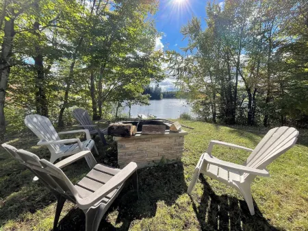 Private Waterfront Cottage- A Family-Friendly Escape with fun and relaxation Отели в г. Ле Коллин-де-л'Утауе