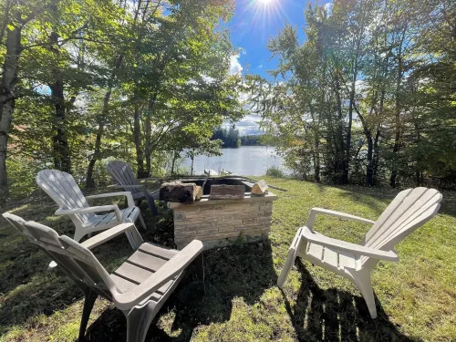 Private Waterfront Cottage- A Family-Friendly Escape with fun and relaxation 발-데-몽 호텔