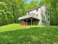 Recently Renovated Spacious 4BR with POOL, GAME ROOM, LAKE minutes to MOUNT SNOW