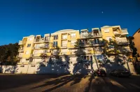 Cozy Lake View Apartment Hotels near Metropol