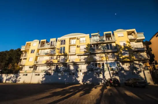 Cozy Lake View Apartment