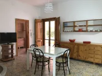 House with large garden - 2 min from the beach! فنادق في توري لابيلو