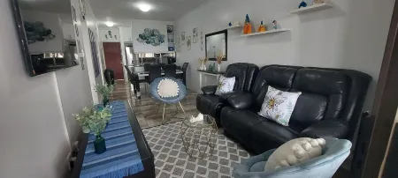 Cozy 2-bedroom apartment in welcoming Kingsburgh with AC, WiFi