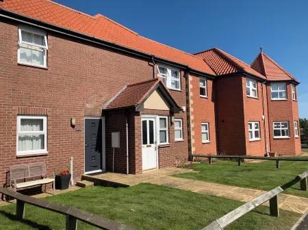 Spacious & homely ground floor apartment in central village location near beach Отели в г. Бамбург