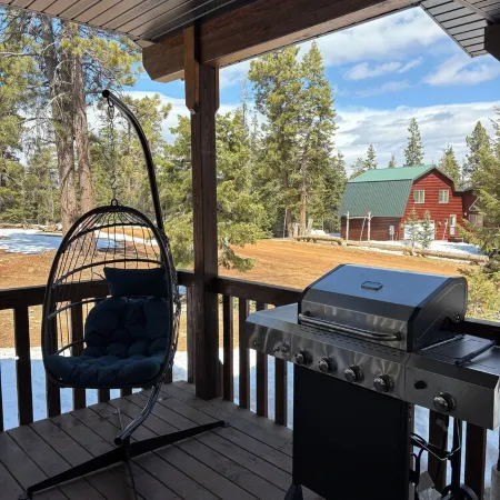 Cabin Retreat with Hot Tub, Telescope, Games & Fire Pit -Near Duck Creek Village