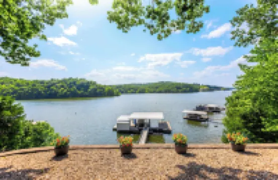 Lakeside Oasis Room for 12!