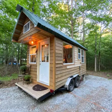 Romantic Tiny House for Two w/ Clawfoot Tub Near Lake Oconee