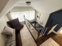 Spacious 5-bedroom bungalow with AC, WiFi in welcoming Berwyn