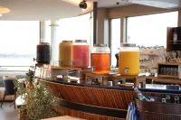 Canopy by Hilton Cannes - bar