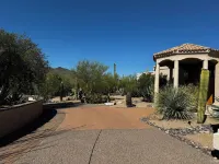 Luxury Desert Stay, Heated Pool & Hot Tub, Views, Close to Town & Civana Spa