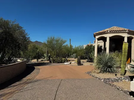 Luxury Desert Stay, Heated Pool & Hot Tub, Views, Close to Town & Civana Spa