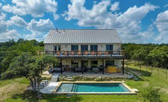 The Point Serene Hill Country Views with Pool & Hot Tub