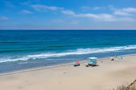 Ocean Views and Stylish Retreat - Serene Coastal Sanctuary Отели рядом с достопримечательностью «Fletcher Cove Community Center»