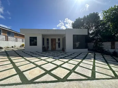 Charming 2-bedroom house in lovely Orange Bay Negril  with WiFi, AC のホテル