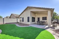 Sunlit Peoria Gem w/ Yard: Hike, Golf & Explore! - موقف سيارات