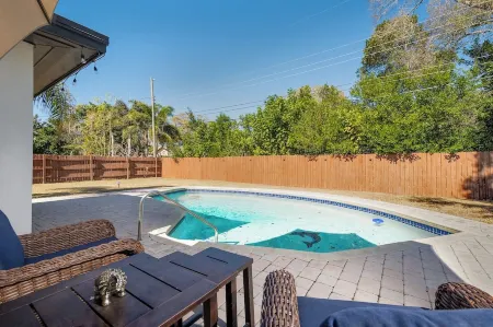 Heated POOL Oasis DOG/FAMILY Welcome! 6mi-BEACHES & 2mi to DWTN! Fast/Free WI-FI
