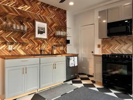 Elegant Victorian in the Heart of Greenport Отели рядом с достопримечательностью «Peconic Cruise Line»