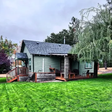 Cozy Cabin in Springfield’s Historic District • Near Autzen Stadium