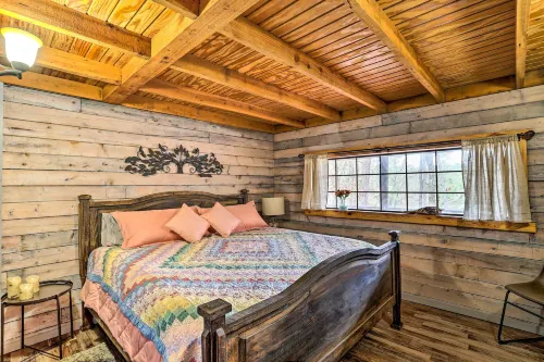 Broken Bow Log Cabin w/ Fire Pit, Pond, & Deck! - Haustierfreundliche