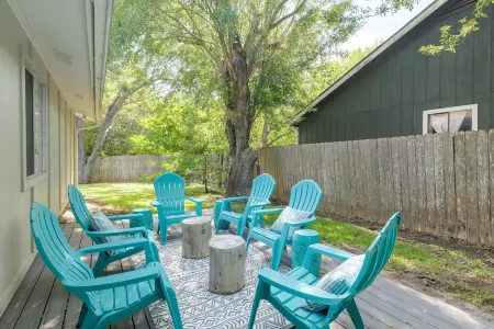 Cozy, Updated Home with 2 Kings & Foosball, Near Domain, Q2, Downtown Austin Отели рядом с достопримечательностью «Microelectronics Research Center Department of Electrical and Computer Engineering»