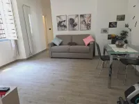 Central and quiet apartment, 1 min from the Duomo and 3 min from Lake Como.