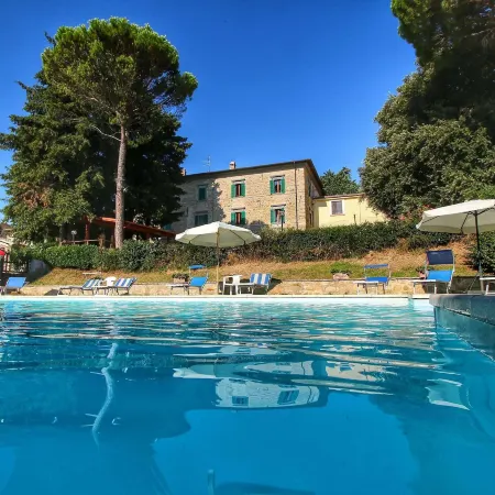Stunning Farmhouse with Swimming Pool & Hot Tub in Umbria